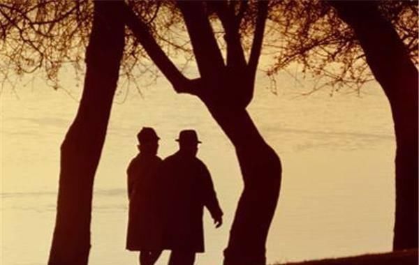 疾病|八十岁老人身体健朗如小伙，没有任何老年疾病，全因饭后这样做