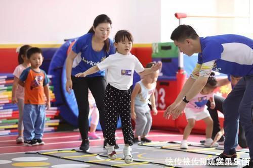 体重表|儿童标准身高体重表来了,快自查娃是否达标,偏低矮小要及时补救