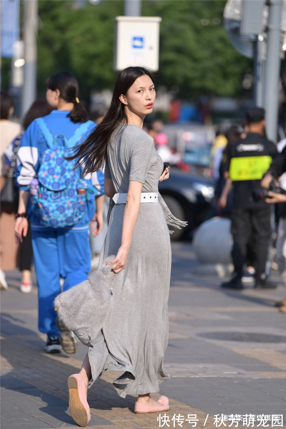 高跟鞋 高级灰的连衣长裙,不挑身材,但是没有搭配高跟鞋,有点遗憾