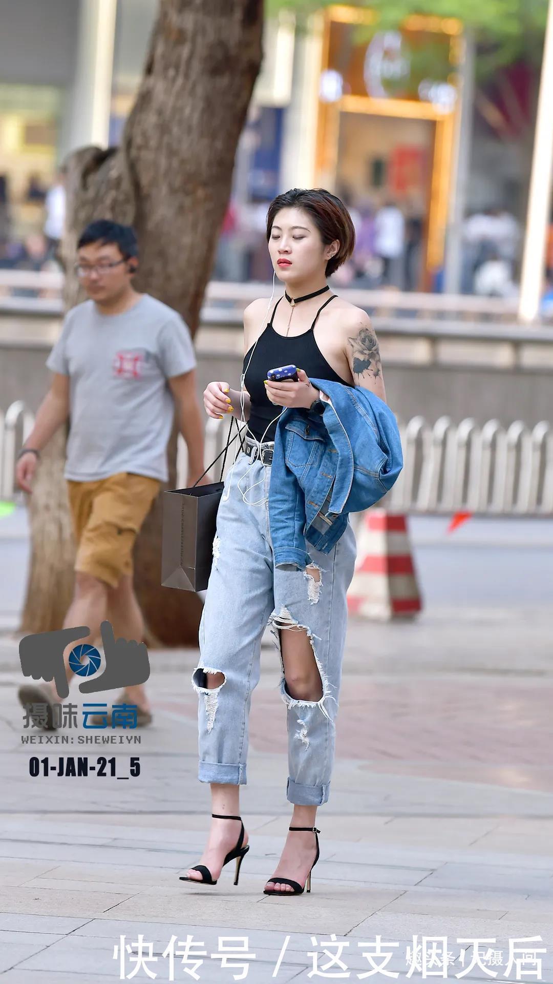 街拍破洞牛仔裤生性不羁爱自由,也是最上镜超酷破洞牛仔裤