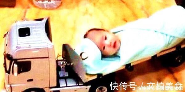 画面|爸爸在家带娃,妈妈不放心就突击检查,打开门看到这画面笑出了声