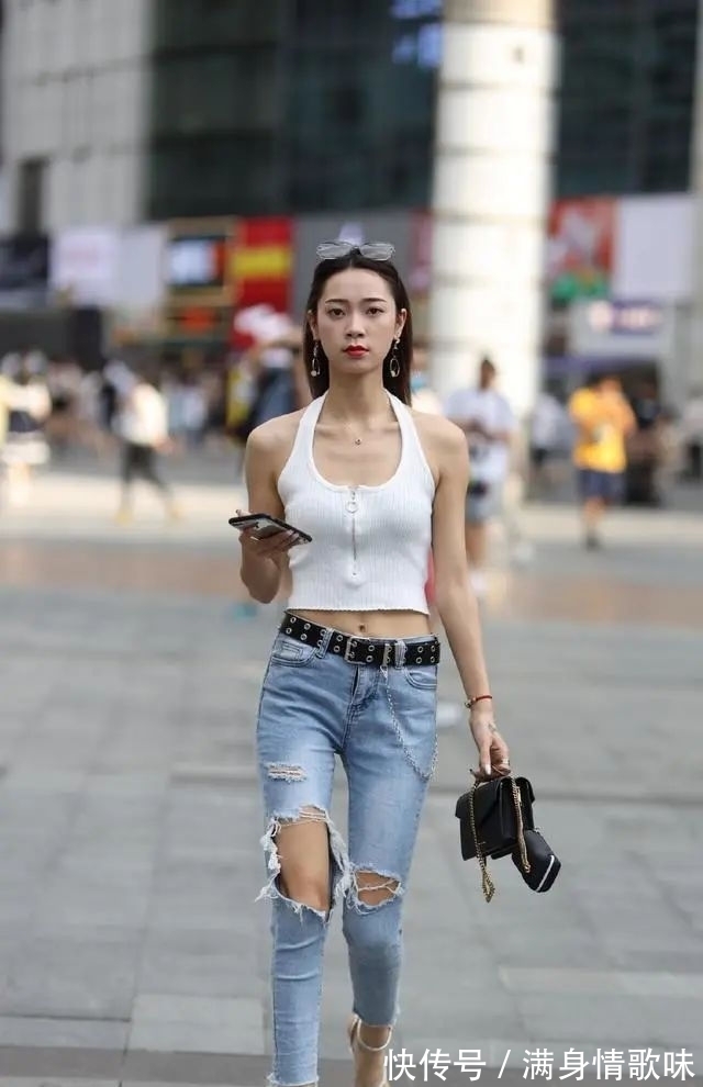 牛仔打底裤 白色露背上衣搭配蓝色牛仔打底裤,让人头疼的问题,色彩单一