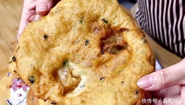 家里有面粉和小葱,要学会做它,做法简单,金黄酥脆,家人特爱吃