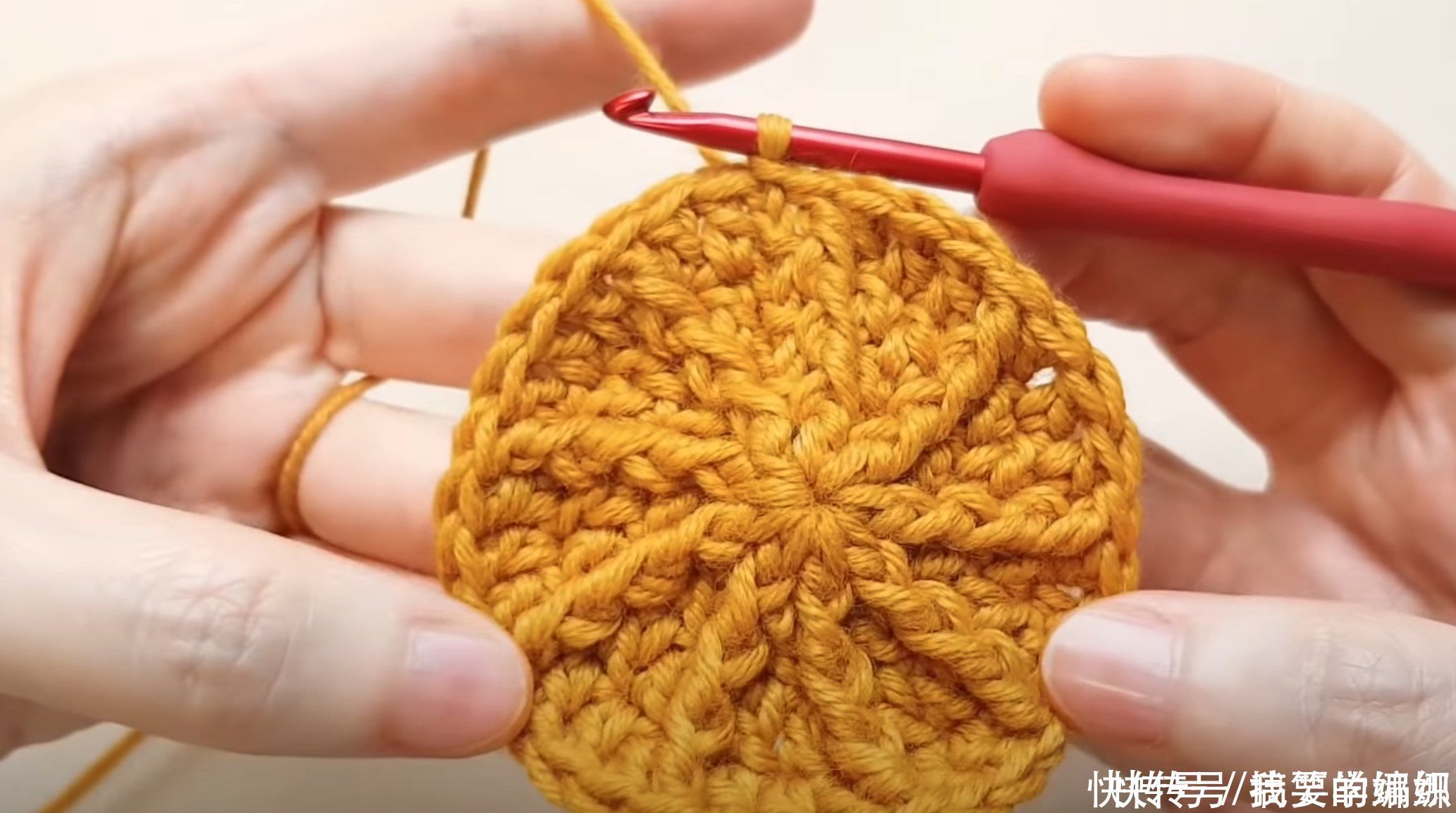 冬夏都可戴的一款帽子,只需换不同的线来钩,出行携带方便可折叠