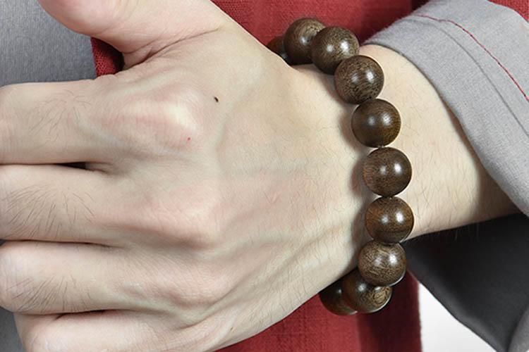 腕间|解锁腕间雅致魅力,沉香手串该如何挑选?