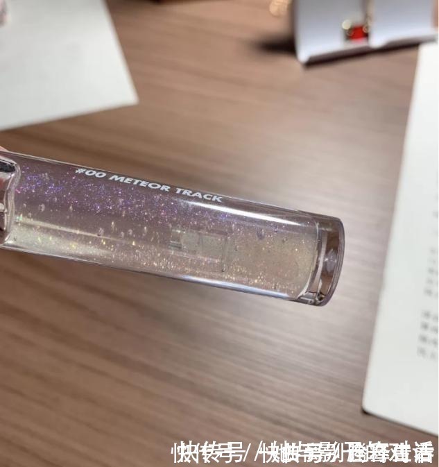 小技巧 氛围感美女唇妆是重点,口红谁都涂,配合小技巧颜值翻倍!