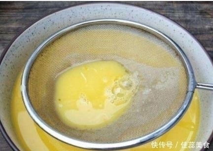 妙招|婆婆蒸鸡蛋羹有妙招:掌握2个小技巧,鸡蛋无气孔,嫩滑如布丁!