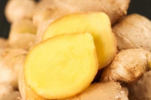 保存生姜很简单，姜农分享2个窍门，放一年不长芽，新鲜又饱满