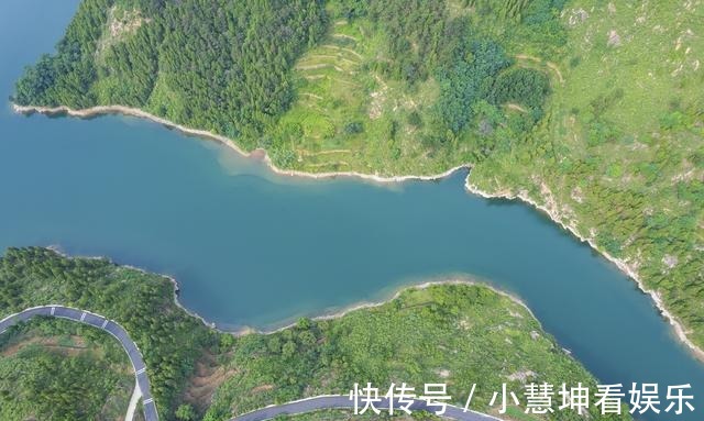 百丈崖水库|航拍济南章丘百丈崖水库，群峰环绕碧荡漾，绿水青山美如画卷