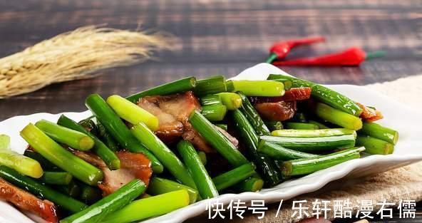 做蒜苔炒肉，焯水时别忘了这2样，蒜苔翠绿鲜嫩，又香还入味