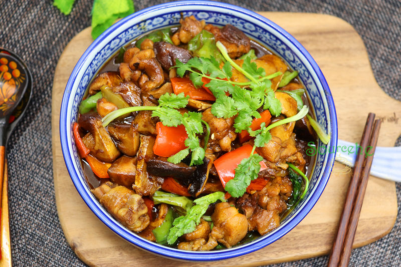  旺火煮沸|鸡肉和香菇天生一对，焖一焖，下酒又下饭，连菜汁拌饭都很香！