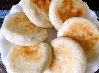 一碗面粉，2个鸡蛋，不用烤箱，一个电饭锅就可以做出美味的面包