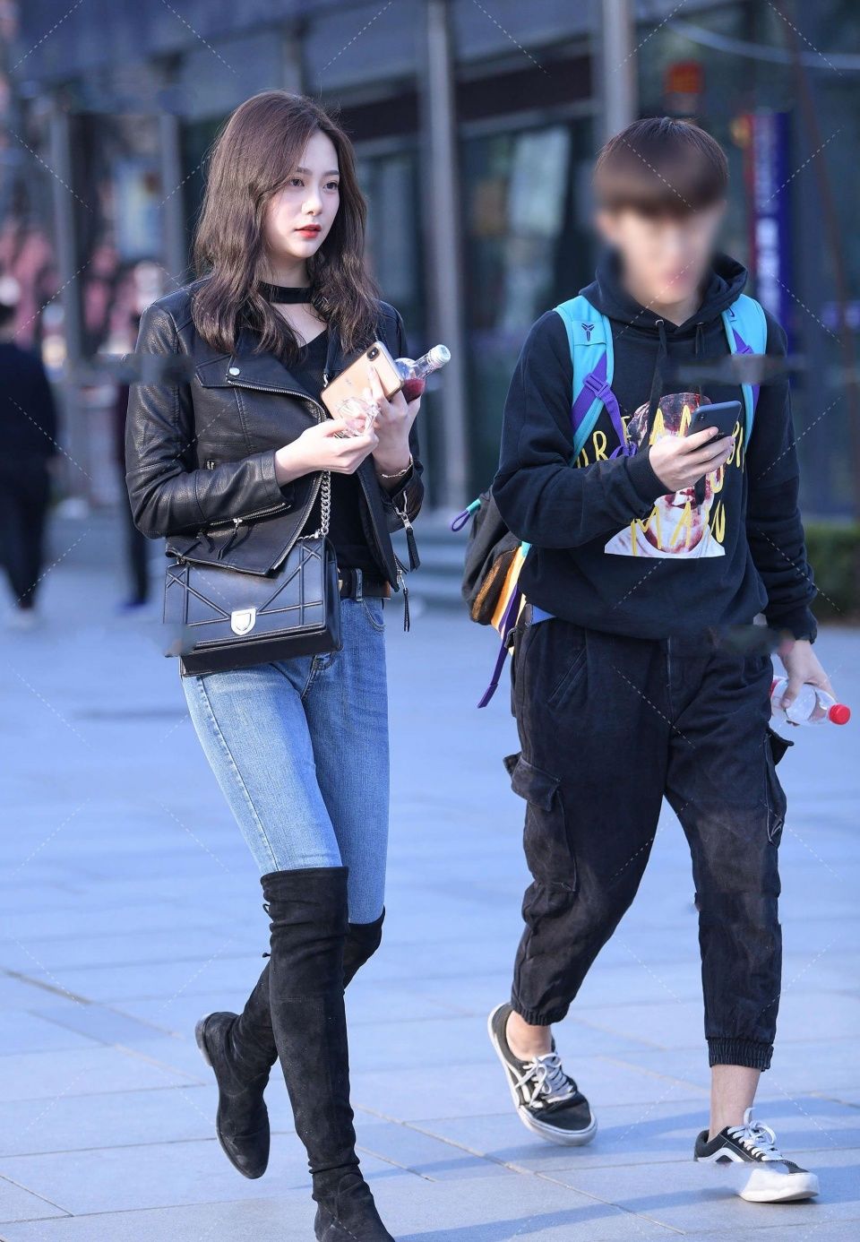 一个白净丰满的气质美女，在展现优雅身材时，依然不忘记保持微笑