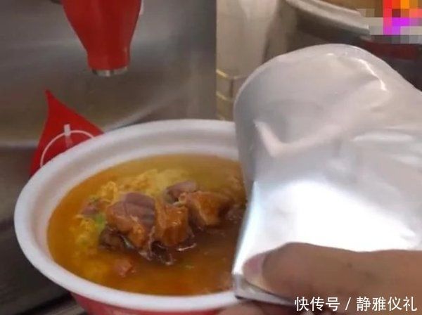 泡面真的不干净吗?康师傅公开生产车间,网友:比我家厨房还干净