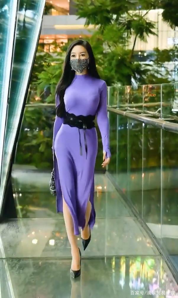 一身紫色长裙真优雅,演绎出“简单才是最美的”