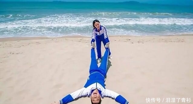 情侣在海边拍校服婚纱照,网友说太难看,修完照片之后,很惊艳