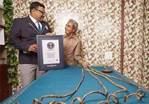 手指甲！印度老人将留了66年的指甲剪下，封存博物馆后，手指却产生新变化