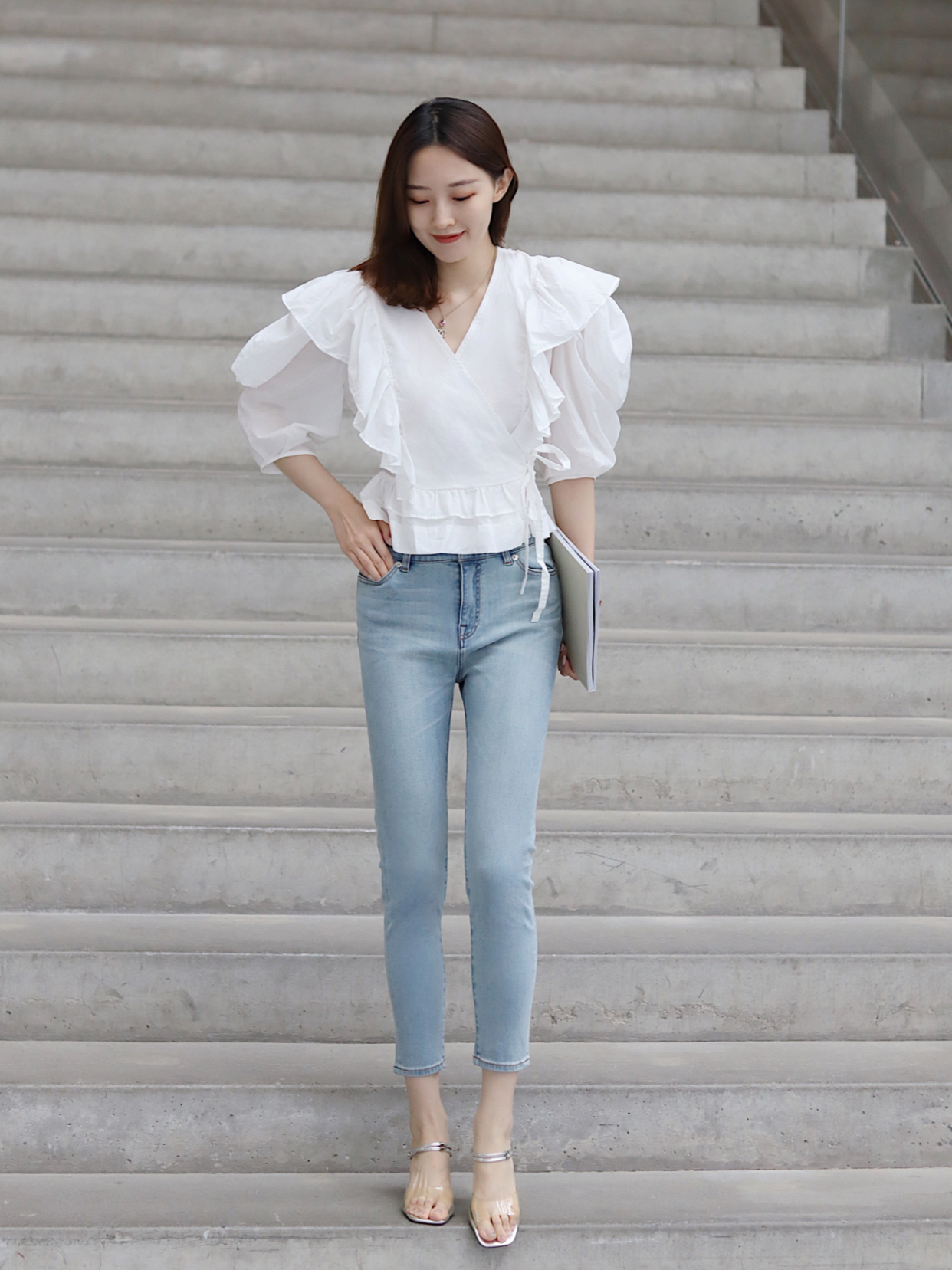 搭配|女神博主的夏季穿搭技巧,碎花上衣搭配牛仔裤高级洋气,显高显瘦