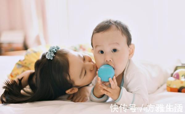 父母|大宝带二宝靠谱?为打游戏“封印”妹妹,网友:还能这样带娃?