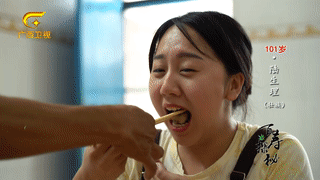 百岁老人用食盐刷牙,满口牙齿都是原装,啃起鸡脚毫不费力