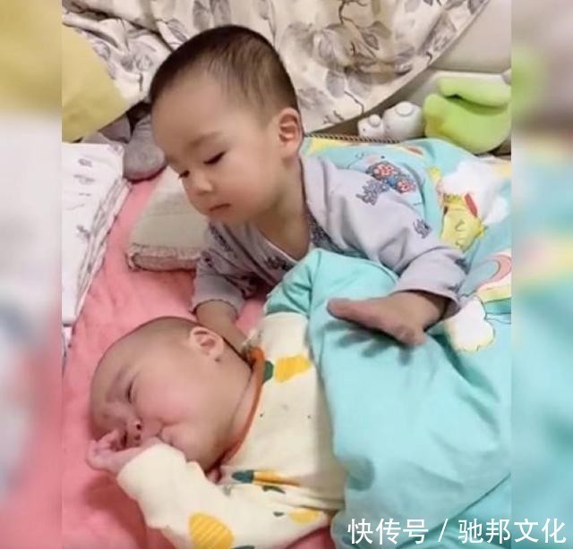 哥哥|三岁哥哥每天亲自上阵哄妹妹睡觉火了,网友:永远都是别人家的!