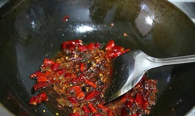  搅拌均匀|水煮鱼一煮就碎？因为你只会加淀粉，少了这1样，不碎就怪了