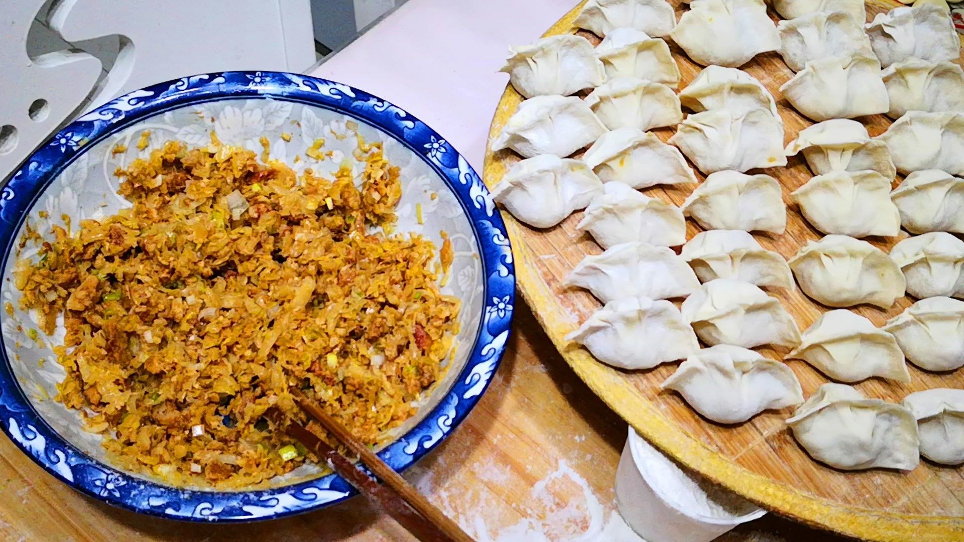  饺子|酸菜饺子好吃有诀窍，只需学会如此调馅，酸菜没异味，味道格外香