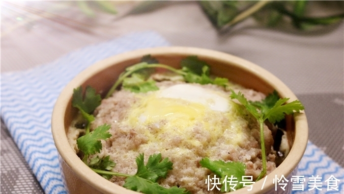 此款蒸菜做法简单，一家老小都适合，咸香下饭，易消化不上火