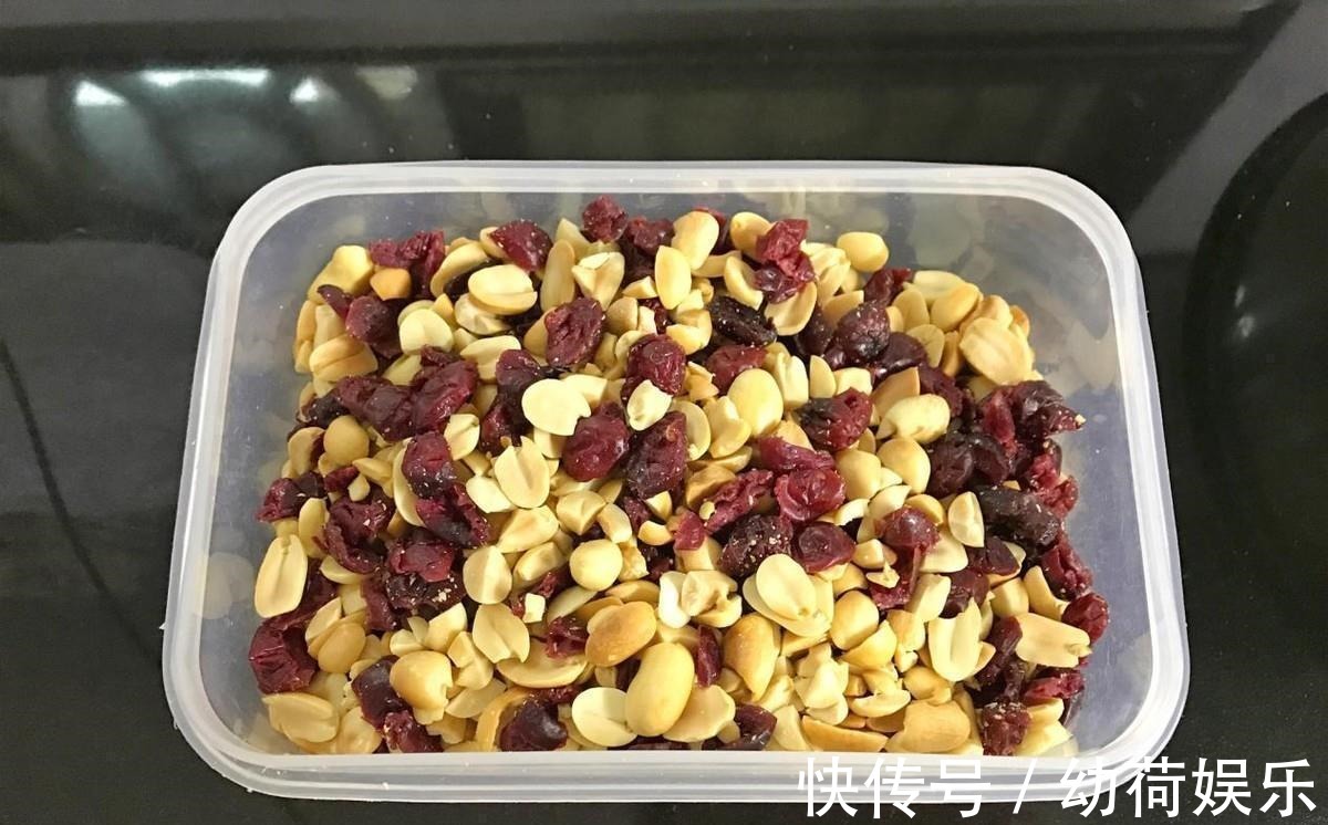 儿子爱吃牛轧糖不用花钱买,自己在家就能做,简单好做无添加