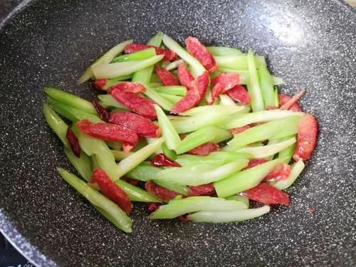 芹菜和腊肠是“天生一对”，简单炒一炒，鲜香可口