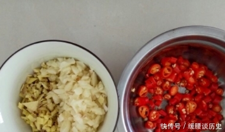 做红烧豆腐,有人先煎有人先煮,两种做法都不对!难怪不鲜不入味