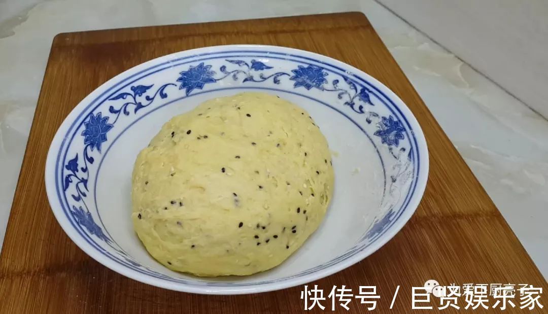 1斤面粉,4个鸡蛋,锅里炒一炒,教你做创意小零食,比麻花都好吃