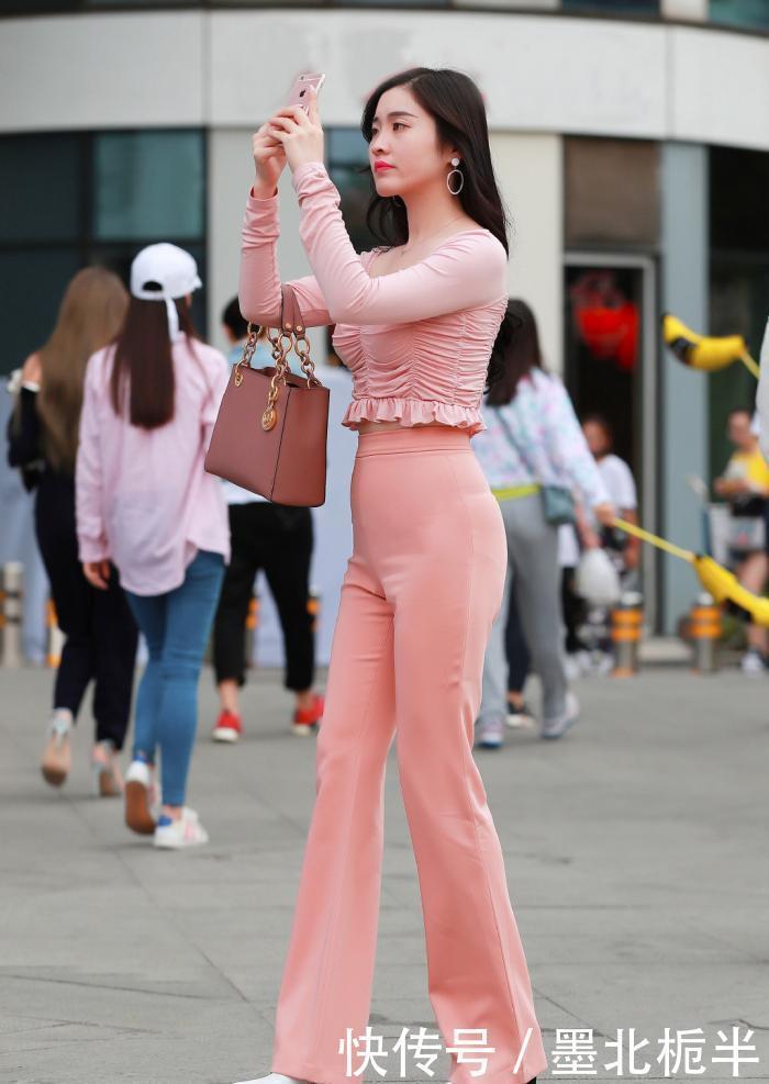 穿“微喇裤”的女生,选择搭配时髦上衣,秀出了优雅休闲的造型