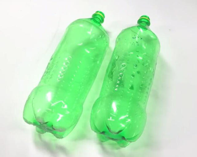 可乐瓶轻松改造一下，放在卫生间里特别实用，家家户户都用的到