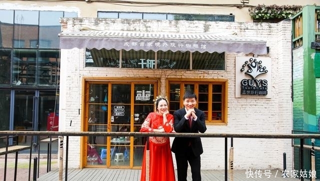 暖心!为给兵哥哥拍出浪漫婚纱照,百名保安配合做背景