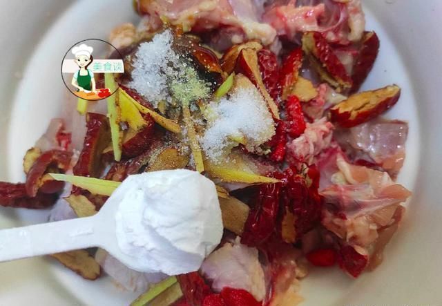  木耳跟此菜是绝配，蒸一蒸就好，营养好吃不上火，常吃提高免疫力