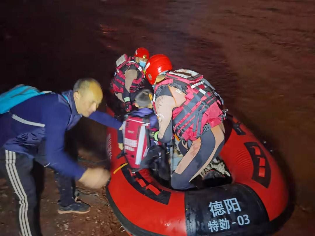 德阳市消防救援支队|4名孩子3名成人户外徒步遇涨水被困 消防紧急救援