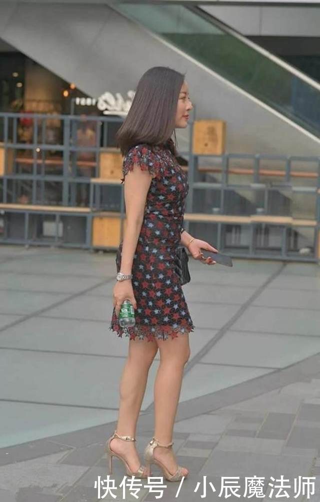 路人街拍，美女搭配了一双粉色的凉拖鞋，更显随性慵懒