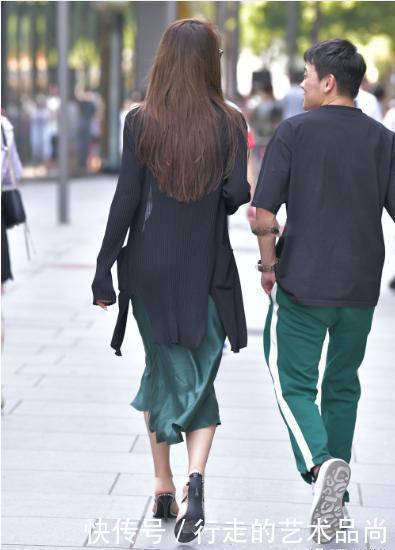丝绸|墨绿色丝绸连衣裙搭配黑色针织外衣，凉爽舒适，质感满满
