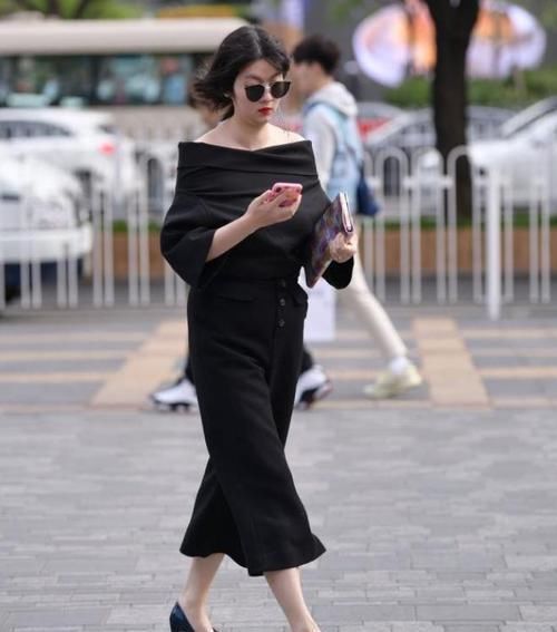 气质|街拍小姐姐白色短袖搭配时尚的休闲裤,展现出青春活力的气质