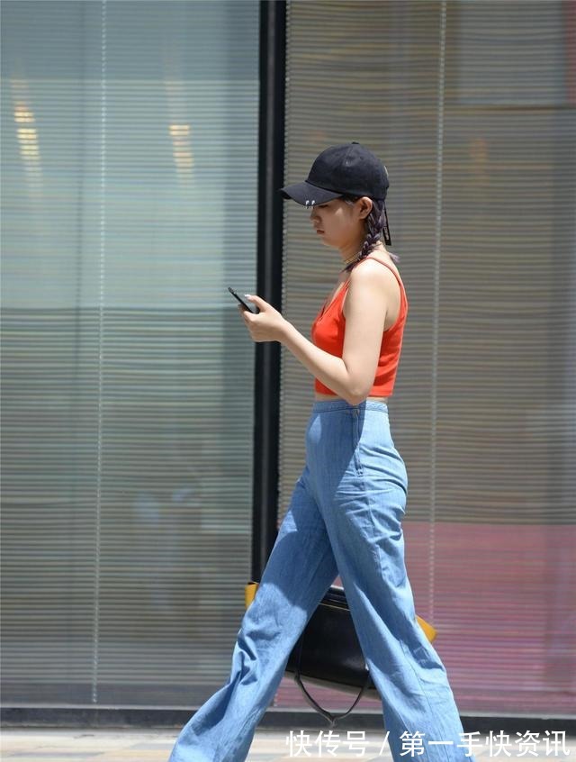 牛仔裤|高腰直筒牛仔裤,搭配红色吊带背心,衬托身材高挑,也显身材比例!