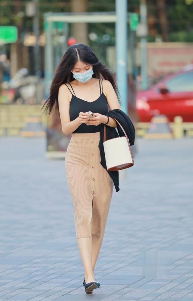 时尚穿搭，白色的配色清爽又减龄，潇洒又不失精致感