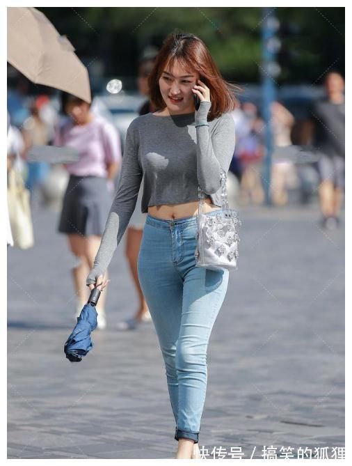 小蛮腰|灰色露脐上衣搭配紧身牛仔裤,简单的穿搭,带有随性的潇洒