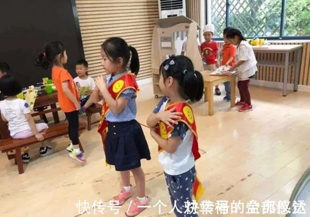 父母|萌娃喝果汁，戏精附体表情丰富，网友：完美模仿了宝爸的姿态