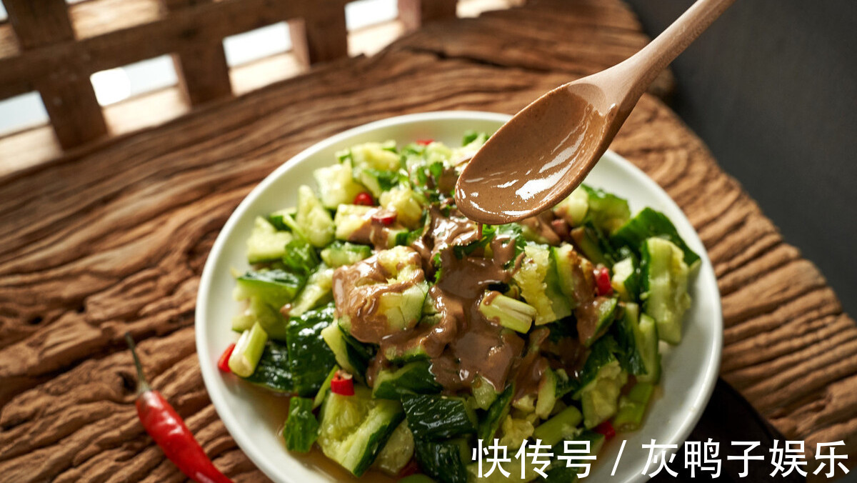 凉拌黄瓜|凉拌黄瓜时，不要直接用盐腌，牢记3技巧，黄瓜脆爽又好吃