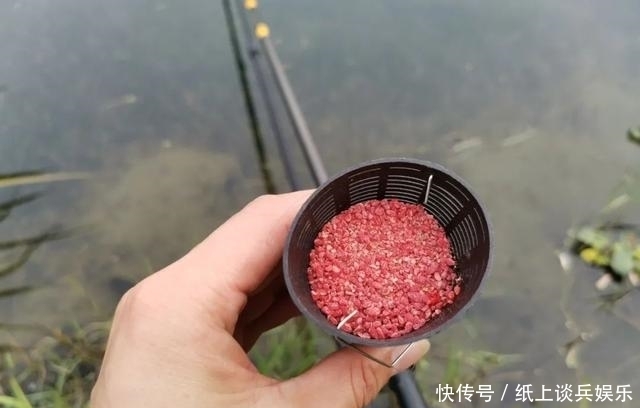 手抛窝弊端多,野钓用上这4种打窝方法,精准做窝诱鱼更快