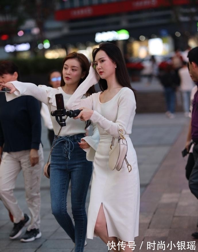 差距|裙子和蜜桃裤的差距,从背影就能判断出了吧?