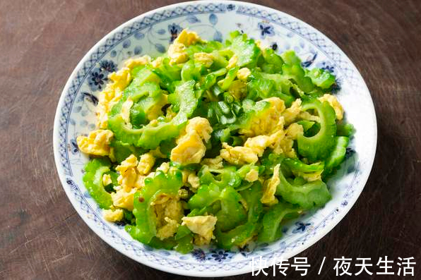 窍门|炒苦瓜需要焯水吗牢记2个窍门,苦瓜不苦不涩,翠绿不发黄