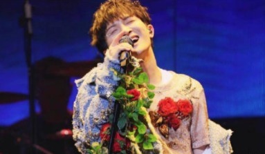 好声音导演请了他三次才答应参加,却遭那英淘汰,如今比冠军还火