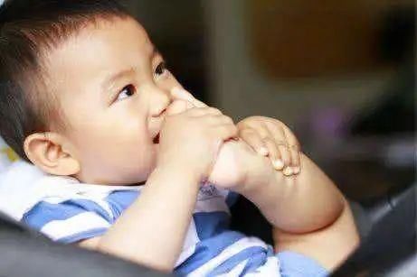 爸爸抱妹妹不抱自己,委屈的跪下了